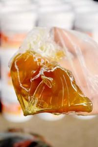 外觀越亮、顏色越淺的潤滑脂， 性能和質(zhì)量越好嗎？